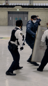 警察官による不審者制圧