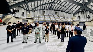 訓練参加者が整列し、説明を聞く。