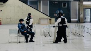 不審者対応を行う警察官